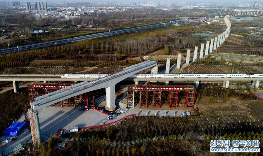 （经济）（1）郑万高铁万吨T构桥横跨京广高铁转体成功