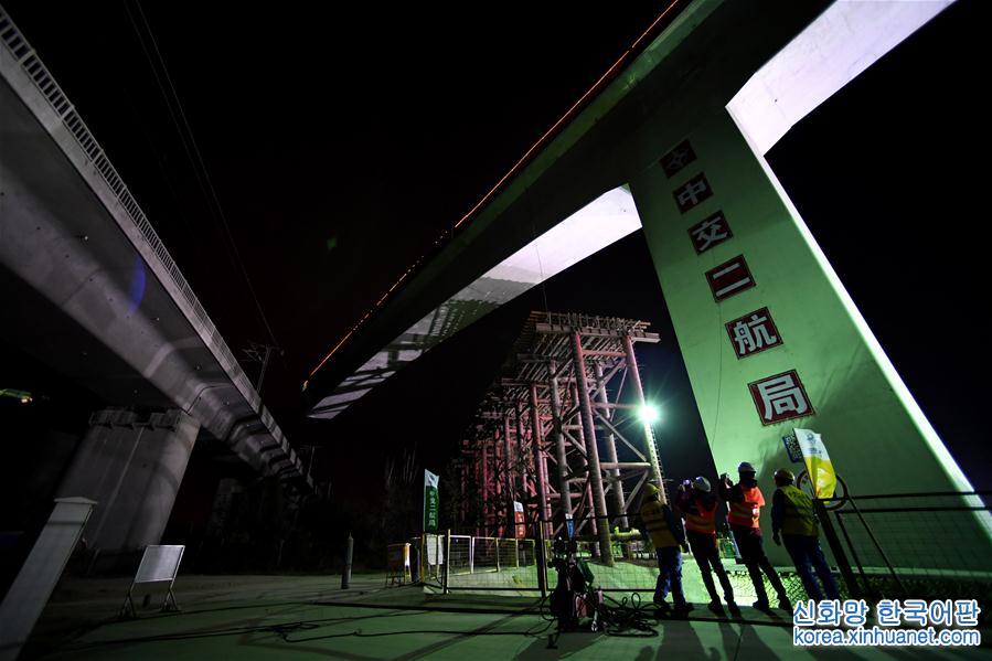 （经济）（2）郑万高铁万吨T构桥横跨京广高铁转体成功