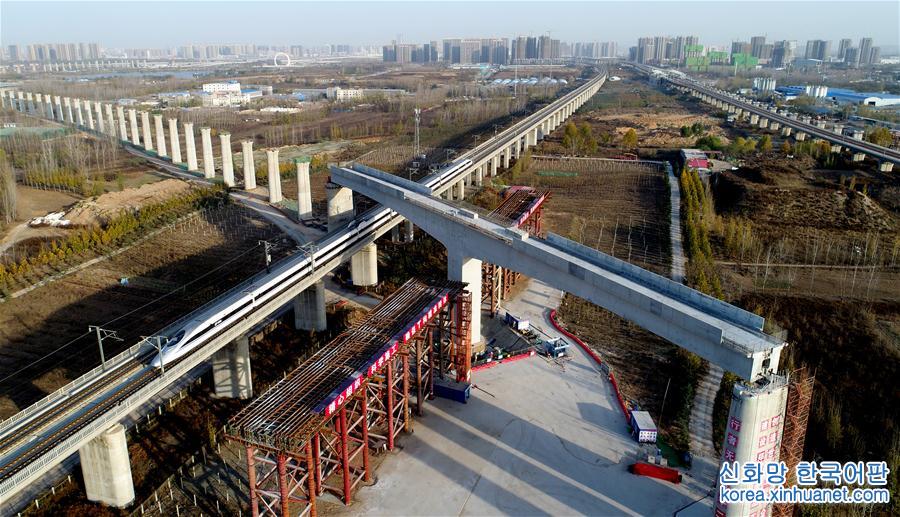 （经济）（5）郑万高铁万吨T构桥横跨京广高铁转体成功