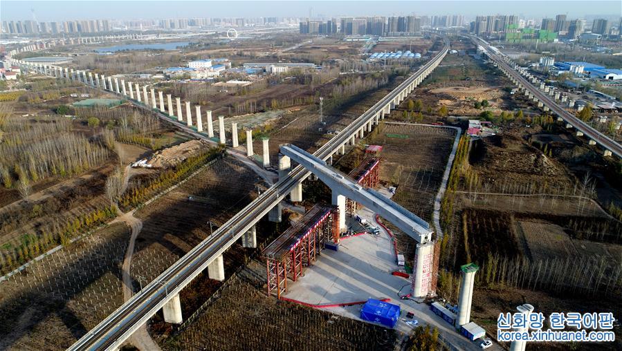 （经济）（6）郑万高铁万吨T构桥横跨京广高铁转体成功