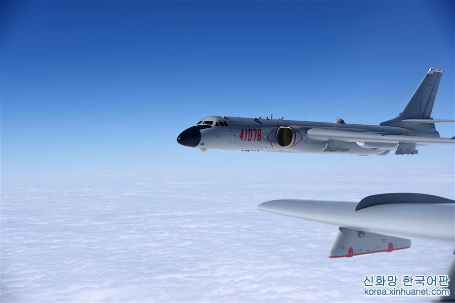 （圖文互動）（3）中國空軍多架轟－6K戰機展翅遠洋戰巡南海