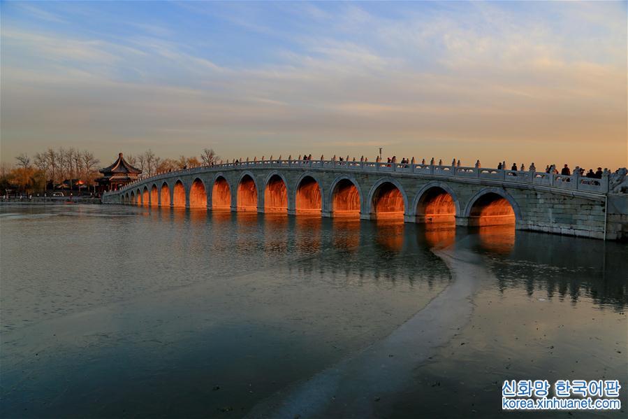 #（环境）（1）北京颐和园十七孔桥现“金光穿洞”美景
