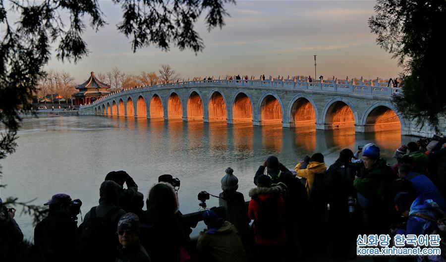 #（环境）（2）北京颐和园十七孔桥现“金光穿洞”美景