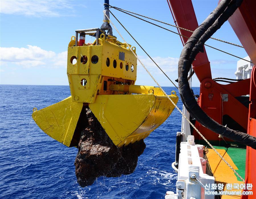 （图文互动）（2）“向阳红01”科考船采集到3吨重硫化物破中国纪录