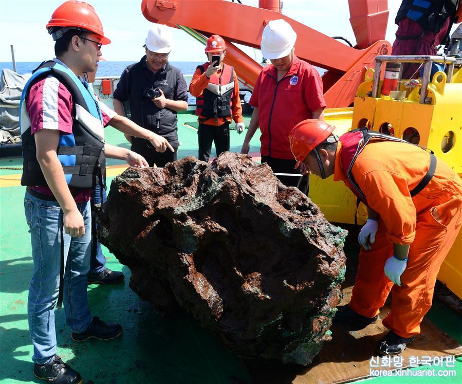 （图文互动）（3）“向阳红01”科考船采集到3吨重硫化物破中国纪录
