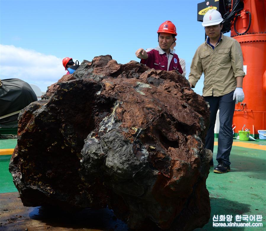 （图文互动）（4）“向阳红01”科考船采集到3吨重硫化物破中国纪录