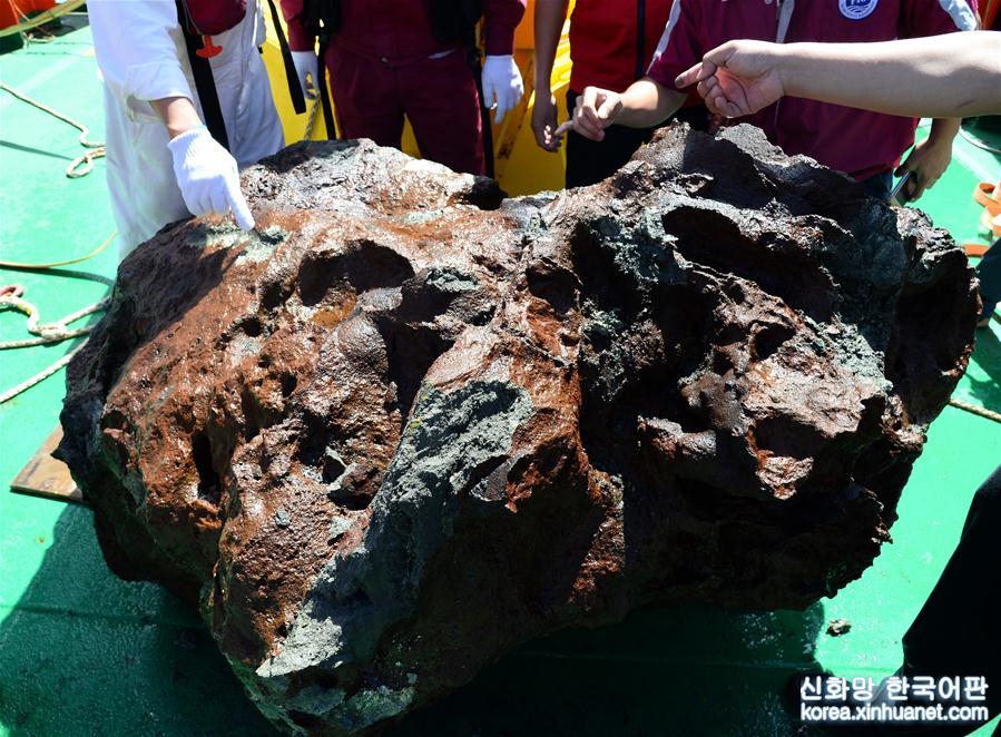 （图文互动）（5）“向阳红01”科考船采集到3吨重硫化物破中国纪录