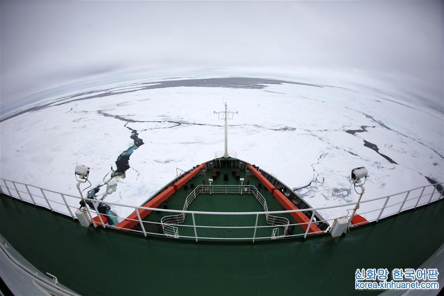 （第34次南极科考）（1）“雪龙”号进入南极