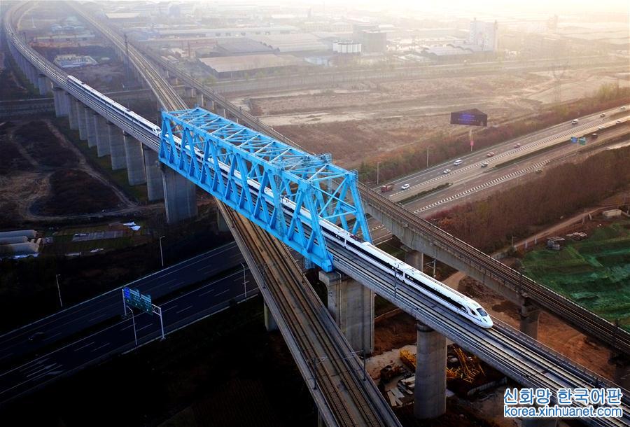（新华全媒头条·图文互动）（1）西成高铁开辟西部发展新格局——写在西安至成都高铁通车之际