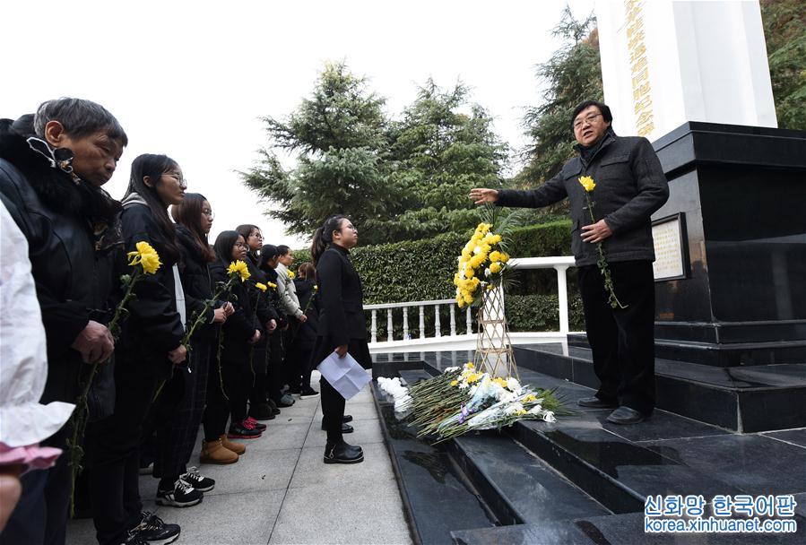 （社會）（1）南京：市民學生在草鞋峽祭奠大屠殺遇難同胞