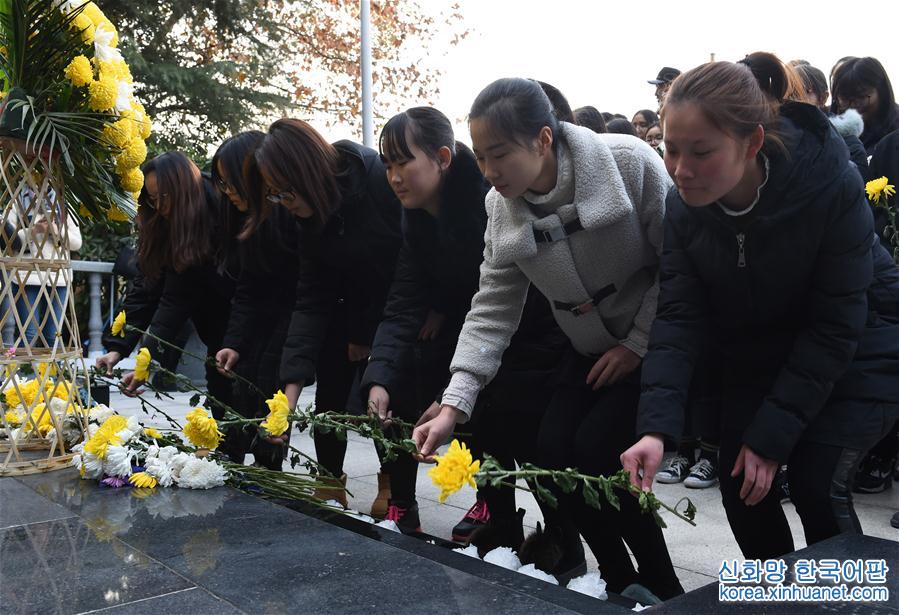（社会）（4）南京：市民学生在草鞋峡祭奠大屠杀遇难同胞