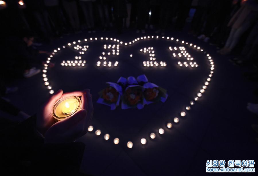 （社会）（2）南京：大学生开展“烛光祭”等活动 悼念南京大屠杀遇难同胞
