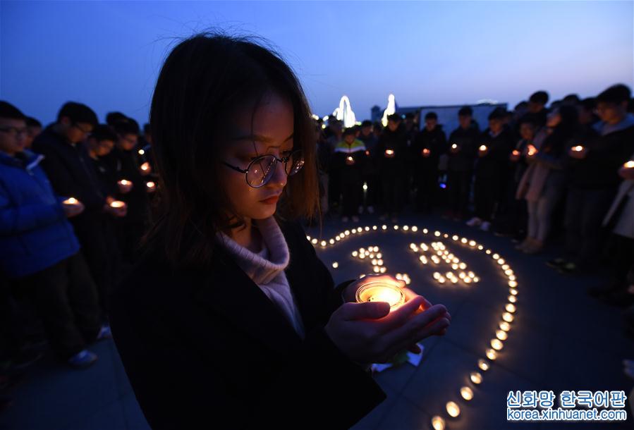 （社会）（3）南京：大学生开展“烛光祭”等活动 悼念南京大屠杀遇难同胞