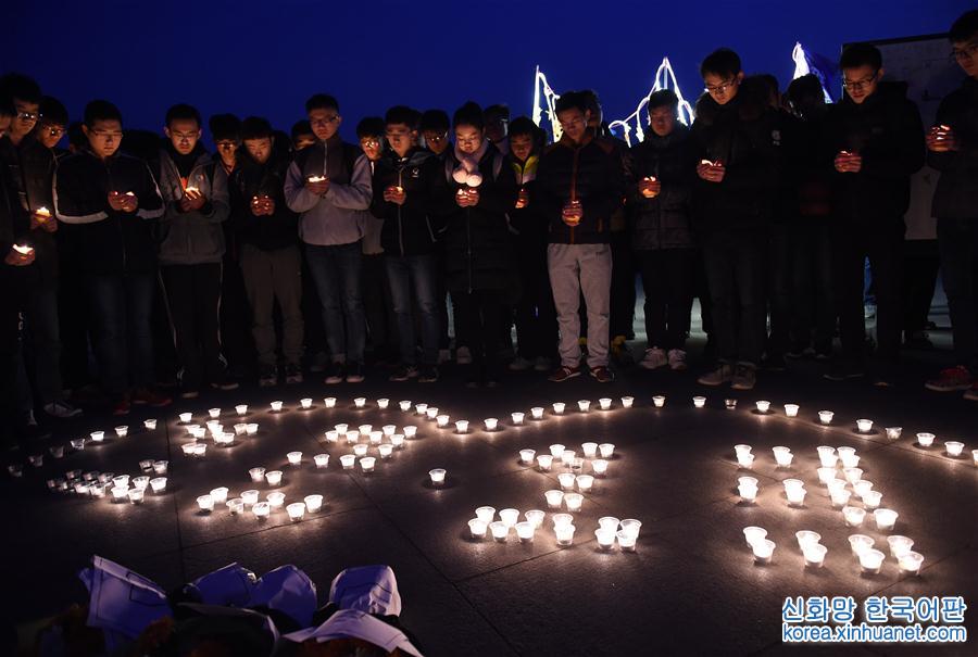 （社会）（8）南京：大学生开展“烛光祭”等活动 悼念南京大屠杀遇难同胞