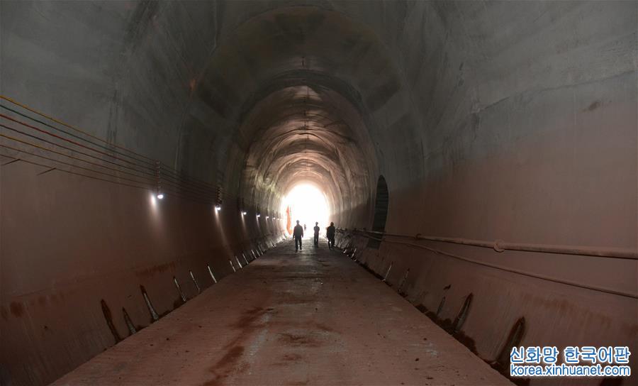 （国际）（2）中老铁路第一条隧道全线贯通