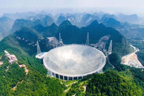 位于贵州黔南州平塘县大窝凼的世界最大单口径射电望远镜——500米口径球面射电望远镜。（新华社照片）