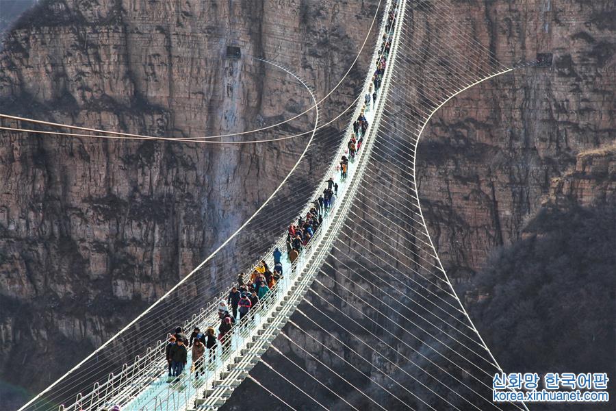#（社会）（1）河北平山：全长488米悬跨式玻璃桥正式开放