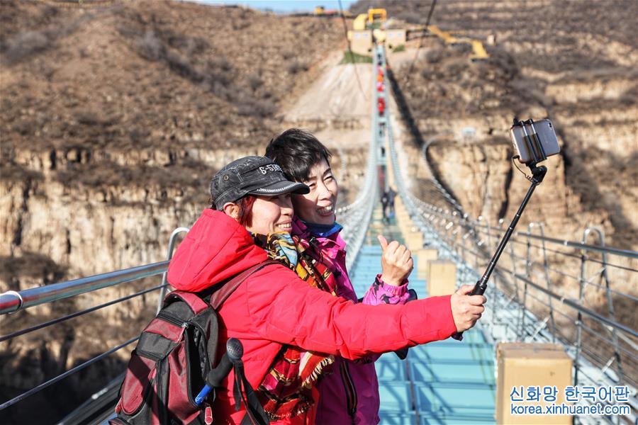 #（社会）（3）河北平山：全长488米悬跨式玻璃桥正式开放