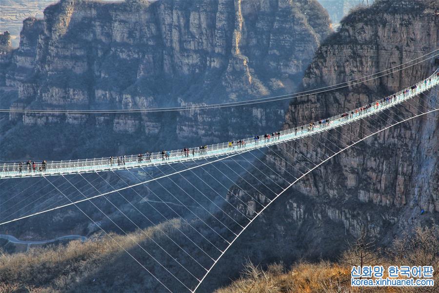#（社会）（4）河北平山：全长488米悬跨式玻璃桥正式开放