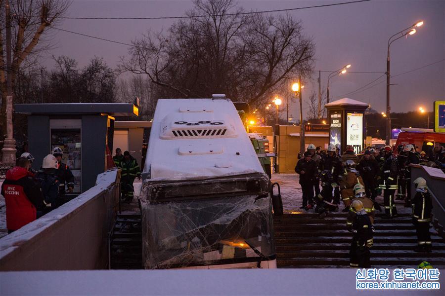（國際）（1）莫斯科一公交車衝入地下通道致5人死亡