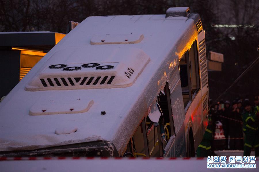 （国际）（2）莫斯科一公交车冲入地下通道致5人死亡