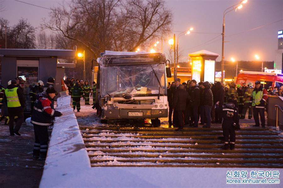 （国际）（6）莫斯科一公交车冲入地下通道致5人死亡