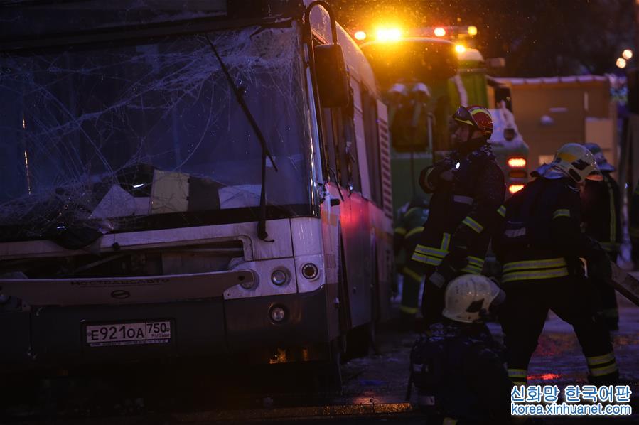 （国际）（8）莫斯科一公交车冲入地下通道致5人死亡