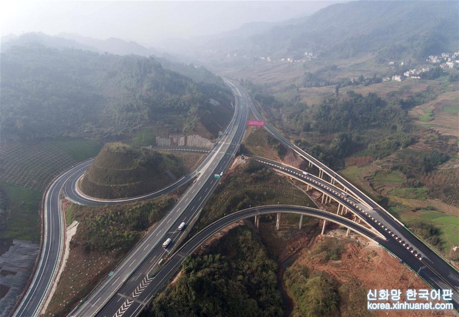 （新时代新气象新作为）（1）雅康高速公路雅安至泸定段建成试通车运行