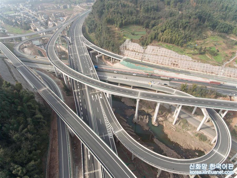 （新时代新气象新作为）（2）雅康高速公路雅安至泸定段建成试通车运行