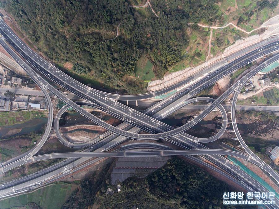 （新时代新气象新作为）（3）雅康高速公路雅安至泸定段建成试通车运行