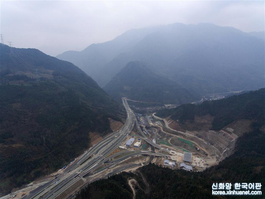 （新时代新气象新作为）（4）雅康高速公路雅安至泸定段建成试通车运行