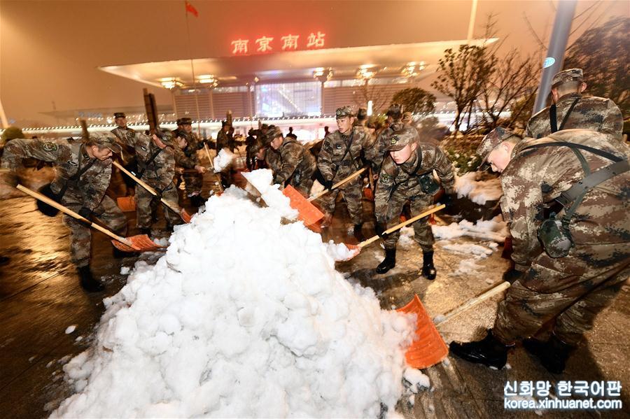 （图文互动）解放军出动官兵万余人次驰援苏皖扫雪除冰