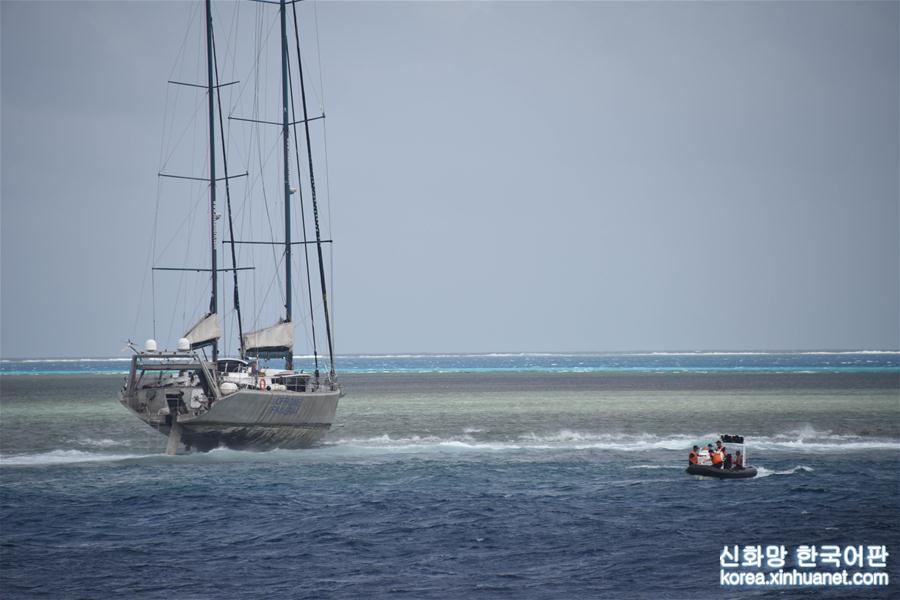 （图文互动）（1）中国海警船在南沙群岛海域成功救助3名外籍搁浅帆船船员