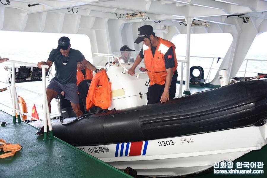 （圖文互動）（2）中國海警船在南沙群島海域成功救助3名外籍擱淺帆船船員