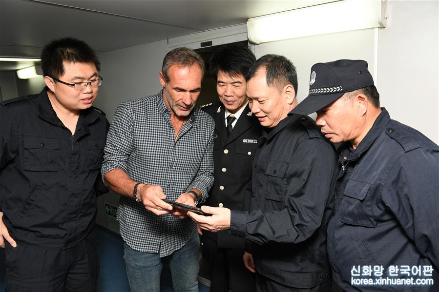 （圖文互動）（4）中國海警船在南沙群島海域成功救助3名外籍擱淺帆船船員