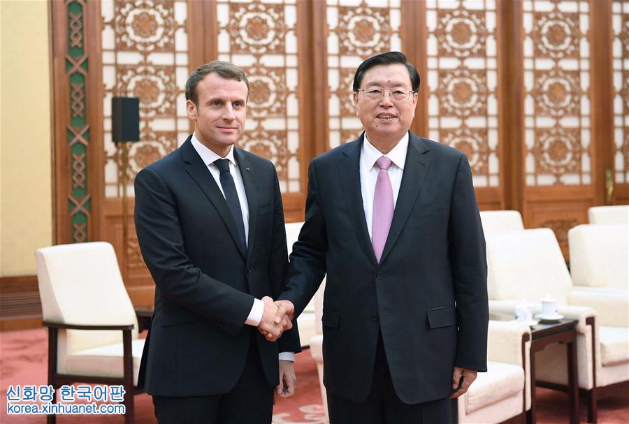 （时政）张德江会见法国总统马克龙