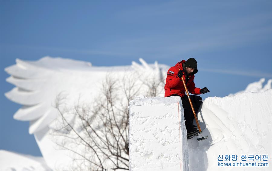 （社会）（4）哈尔滨：国际雪雕比赛开铲