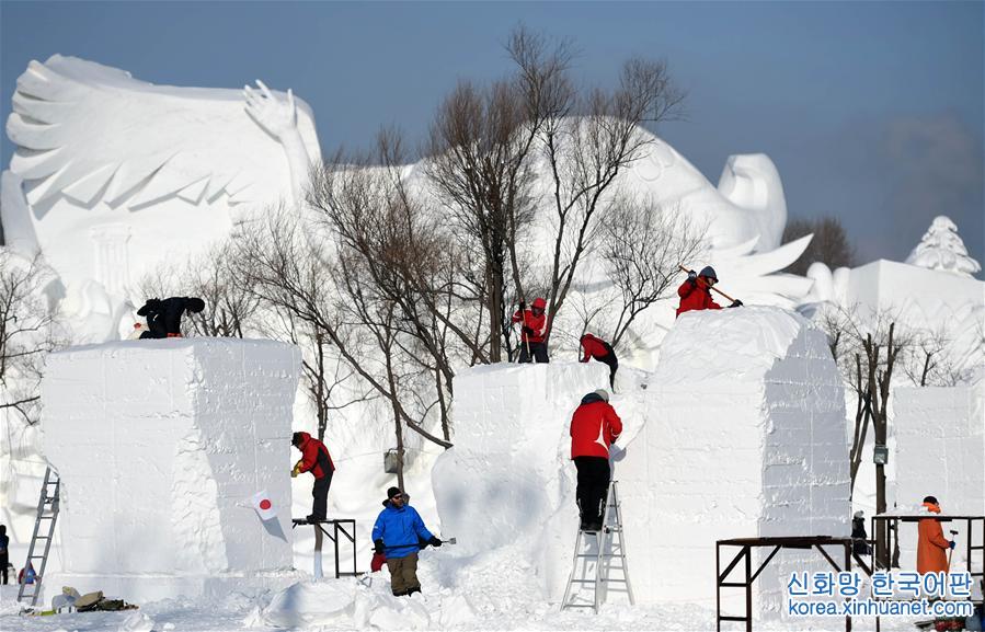 （社会）（6）哈尔滨：国际雪雕比赛开铲