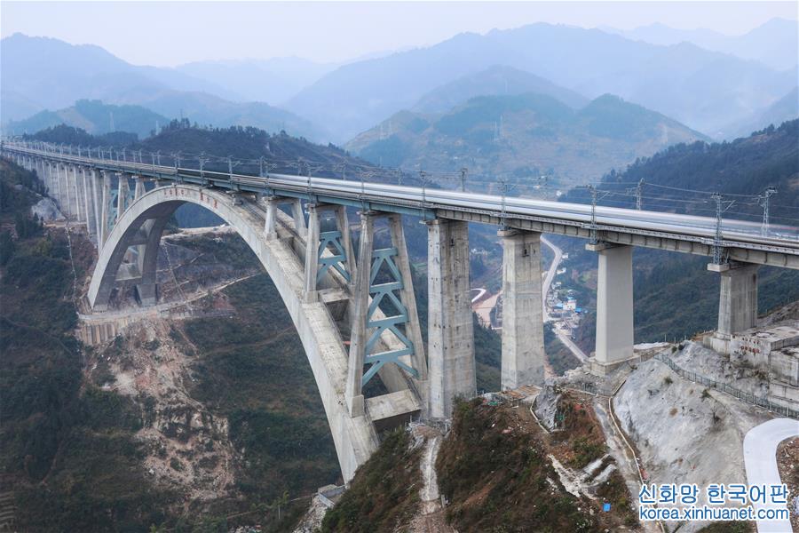（经济）（4）世界首例“贯入式大体积嵌岩拱座基础”大桥在黔落成