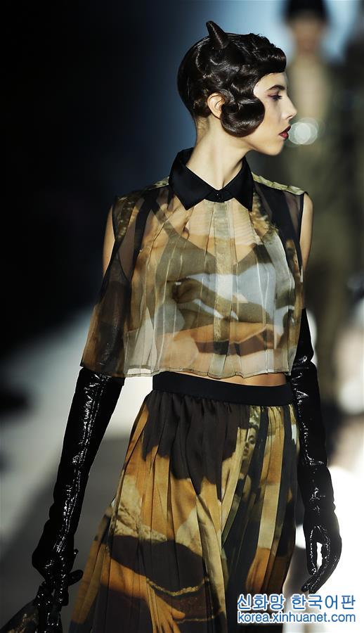 （国际）（1）米兰时装周：莫斯基诺发布秋冬新品
