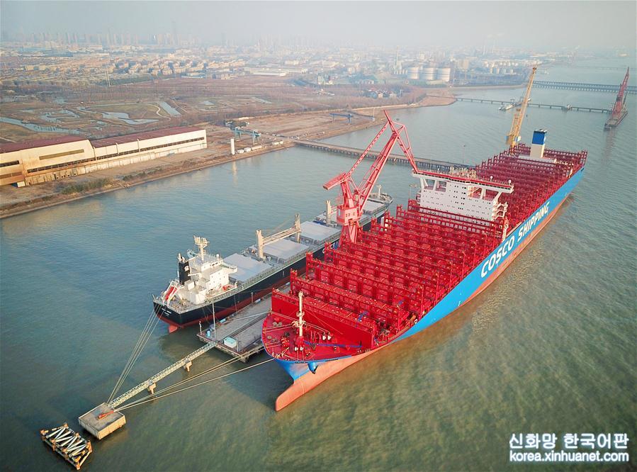 #（经济）（3）江苏南通造20000箱级集装箱船命名交付
