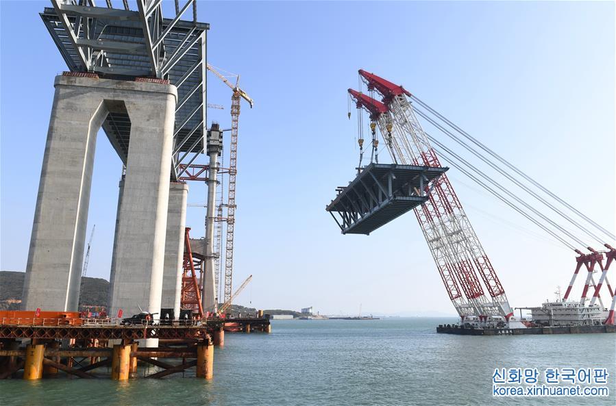 （新时代新气象新作为）（1）平潭海峡公铁两用大桥首跨3400吨钢桁梁成功架设
