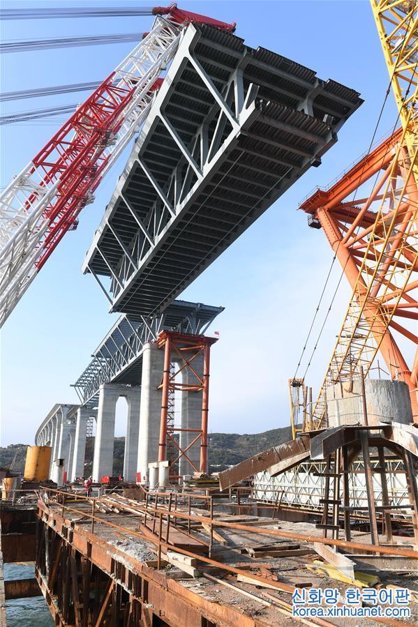 （新時代新氣象新作為）（3）平潭海峽公鐵兩用大橋首跨3400噸鋼桁梁成功架設
