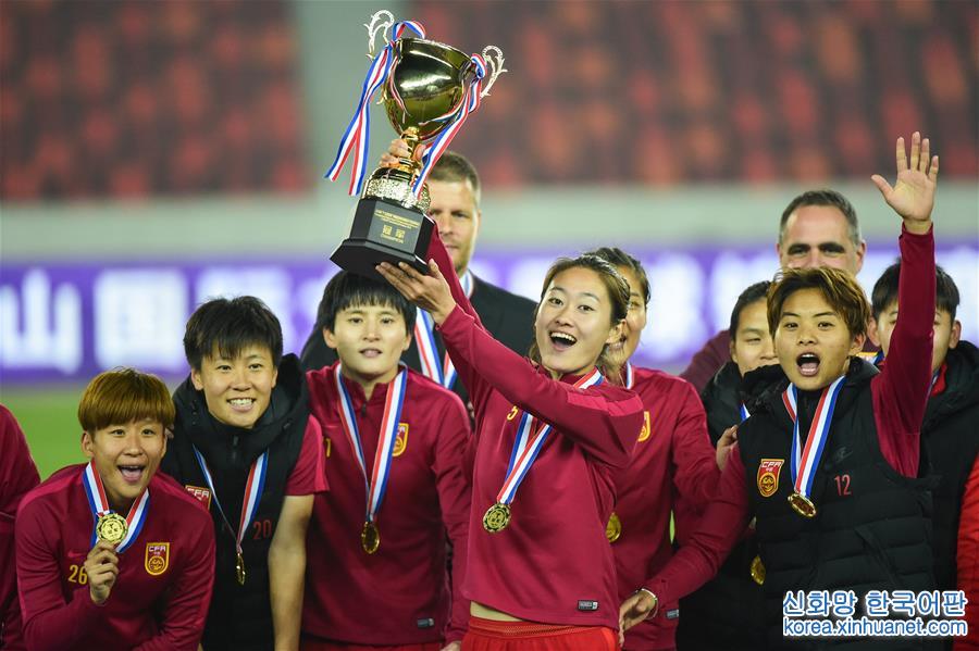 （体育）（1）足球——国际女足锦标赛：中国队夺冠