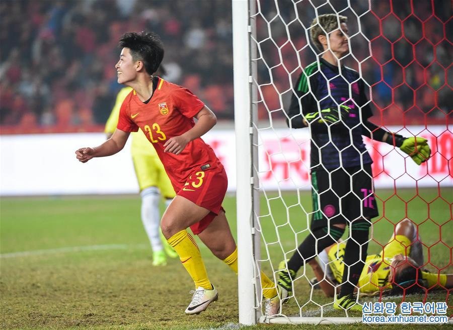（体育）（4）足球——国际女足锦标赛：中国队夺冠