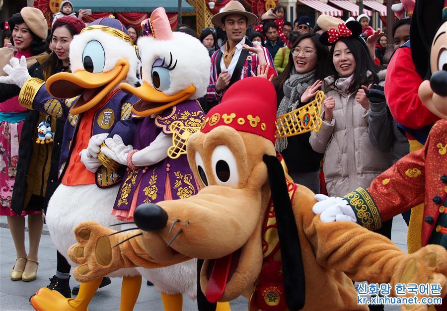 （社会）（1）上海迪士尼启动迎接中国农历狗年春节系列活动