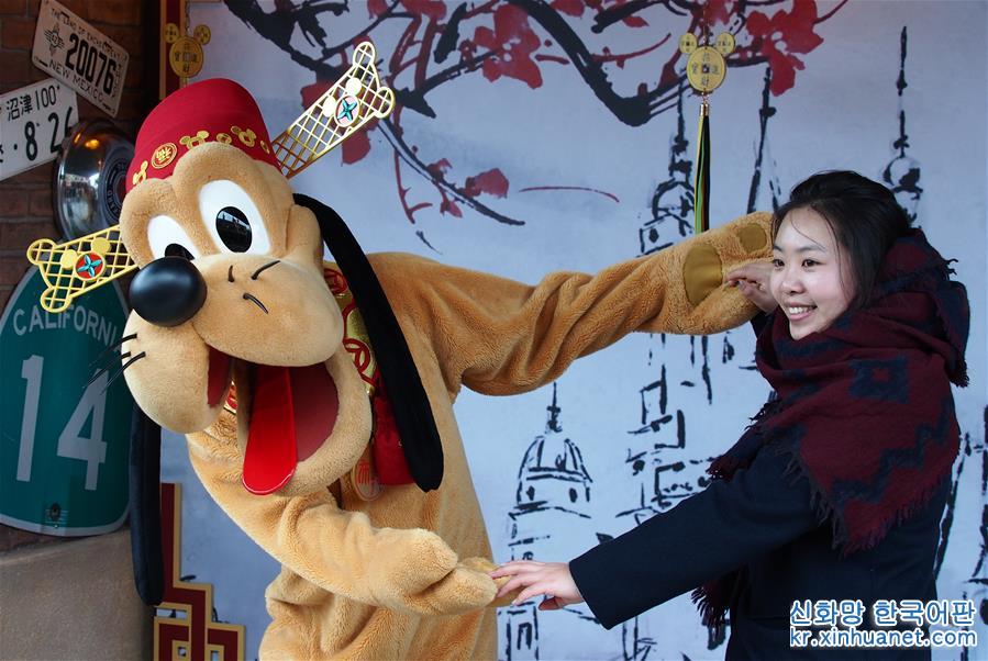 （社会）（3）上海迪士尼启动迎接中国农历狗年春节系列活动