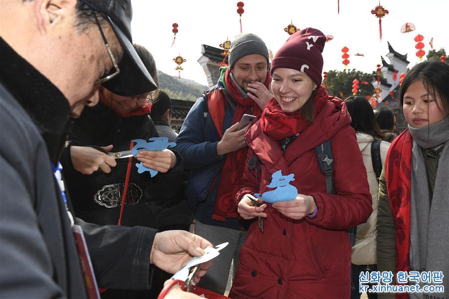 （社会）（2）外国友人在中国乡村体验民俗