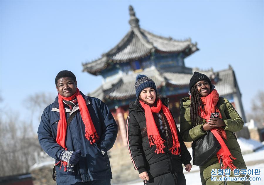 （新華視界）（4）留學生體驗傳統滿族年俗    