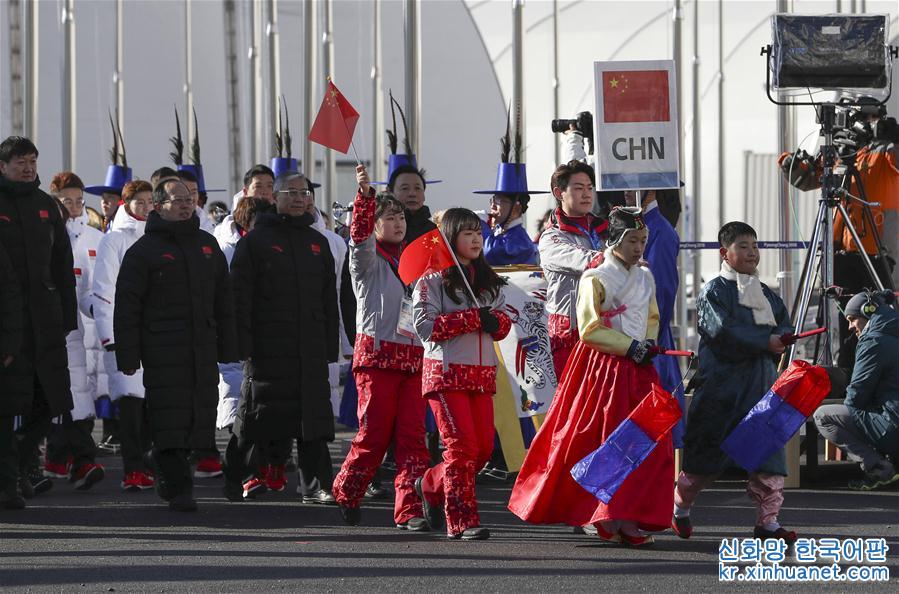 （冬奥会）（4）中国体育代表团举行升旗仪式